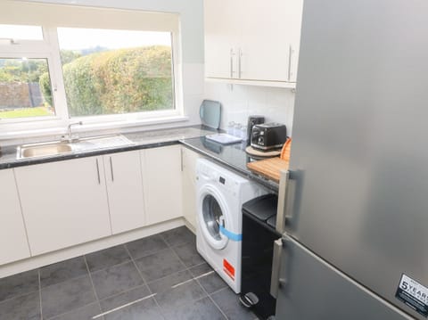 Cottage | Private kitchen | Fridge, electric kettle, toaster, cookware/dishes/utensils