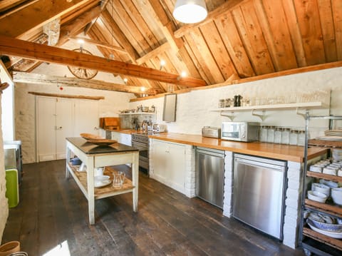 Cottage | Private kitchen | Fridge, dishwasher, cookware/dishes/utensils