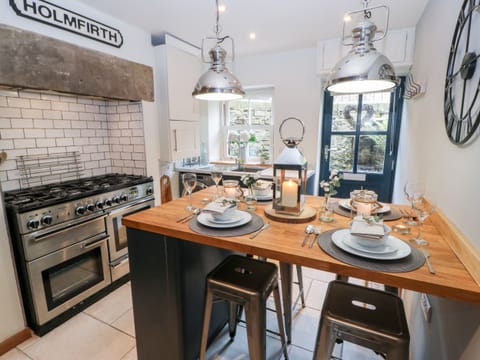 Cottage | Private kitchen | Fridge, dishwasher, electric kettle, toaster