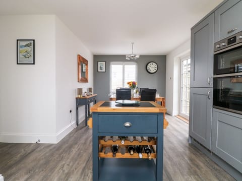 Cottage | Private kitchen | Fridge, dishwasher, electric kettle, toaster