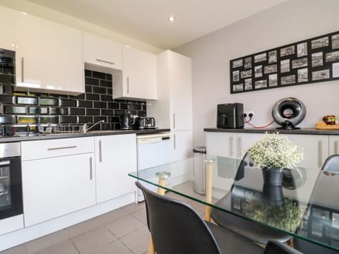 Cottage | Private kitchen | Fridge, dishwasher, electric kettle, toaster