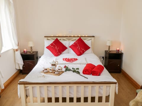 Cottage | 4 bedrooms, WiFi (free), individually decorated, individually furnished