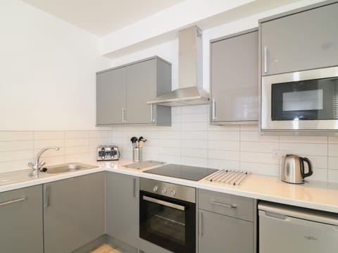 Cottage | Private kitchen | Fridge, dishwasher, electric kettle, toaster