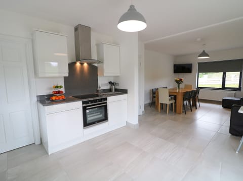 Cottage | Private kitchen | Dishwasher, electric kettle, toaster, cookware/dishes/utensils