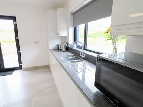 Cottage | Private kitchen | Dishwasher, electric kettle, toaster, cookware/dishes/utensils