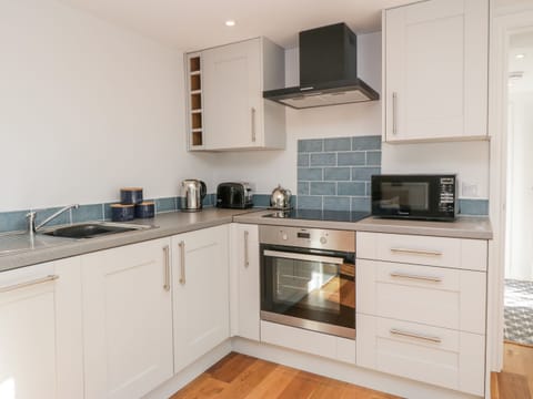 Cottage | Private kitchen | Fridge, dishwasher, electric kettle, toaster