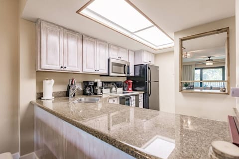 Plenty of space to prepare your food and drinks.