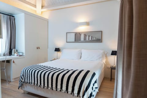 Down comforters, minibar, in-room safe, desk