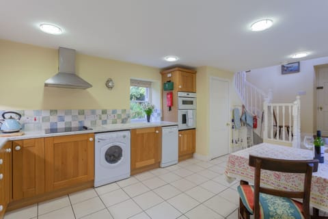 Traditional House, Ensuite, Garden View | Private kitchen