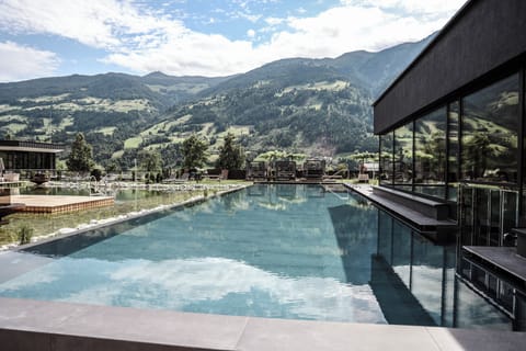 2 indoor pools, 3 outdoor pools, open 6:30 AM to 7:30 PM, pool umbrellas