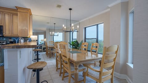 Ideal for gathering after the beach, this space balances relaxation with functionality and keeps everyone connected.