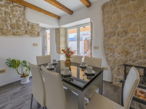 Villa | Dining