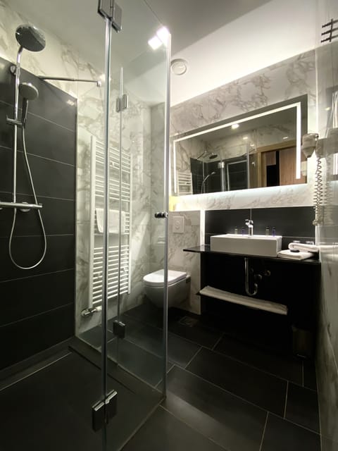 Deluxe Apartment, 2 Bedrooms | Bathroom | Shower, rainfall showerhead, free toiletries, hair dryer