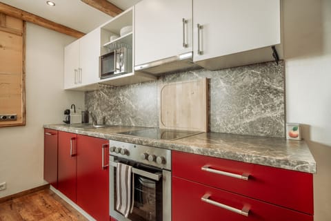 Comfort Apartment | Private kitchen | Paper towels