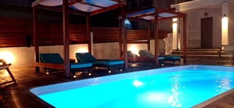 Πισίνα την νύχτα