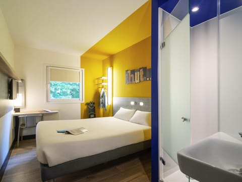 Standard Room, 1 Double Bed | Desk, laptop workspace, soundproofing, iron/ironing board