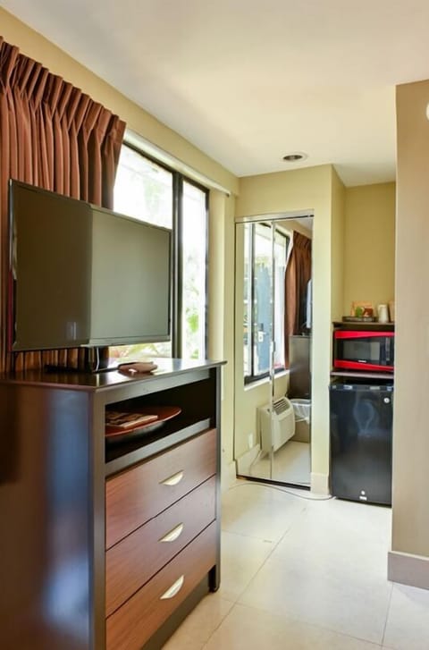 Economy Room, 1 Queen Bed | Premium bedding, individually decorated, individually furnished