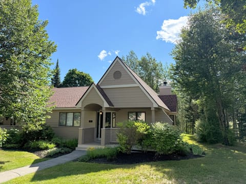 Welcome to FV28! Overlooking the famed Mount Pleasant golf course at the Mount Washington Hotel, this comfortable 3-bedroom Fairway Village home has seen several upgrades including hardwood flooring, new kitchen and appliances and updated bathrooms.