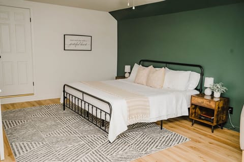 king size bed w/ memory foam mattress
