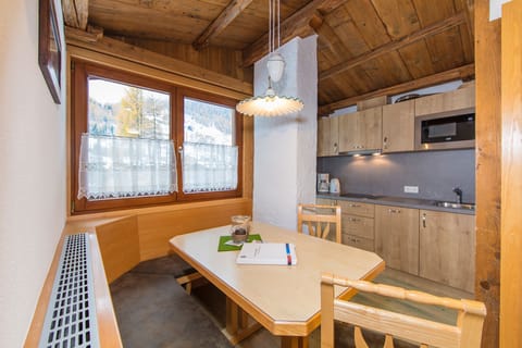 Family Apartment, 2 Bedrooms, Kitchen, Mountain View | In-room dining