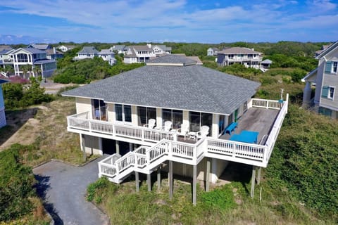 Beachfront, plenty of deck space, central location, open design, many beach toys! Washashore has it all for a the family vacation