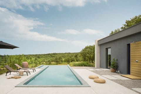 Infinity Pool mit Blick auf grüne Täler