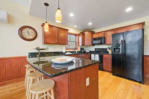 FULLY EQUIPPED KITCHEN/ SERVICE FOR 20 PLUS
