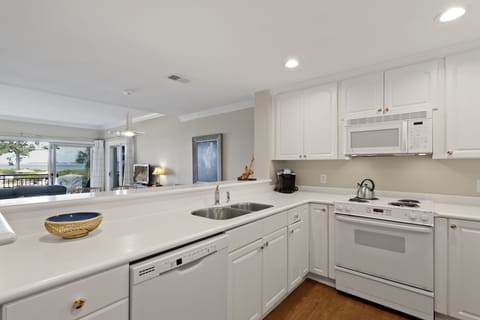 Kitchen | 1866 Beachside Tennis - Kitchen | 1866 Beachside Tennis