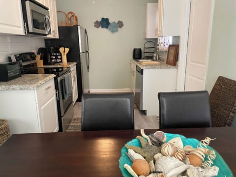 Full kitchen Fridge, Stove, Microwave, Dishwasher, Airfryer, Keurig Maker