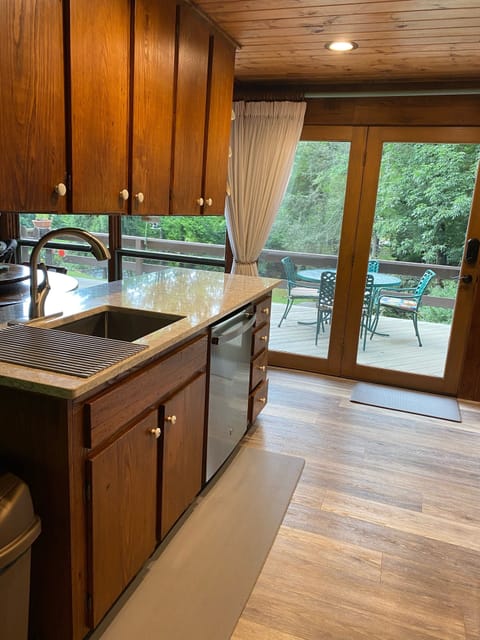 Updated well stocked kitchen with brand new GE appliances!
(Plus new GE W/D!)