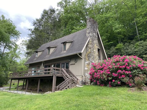 Mill Run chalet in peaceful creekside setting near Waynesville and parkway 