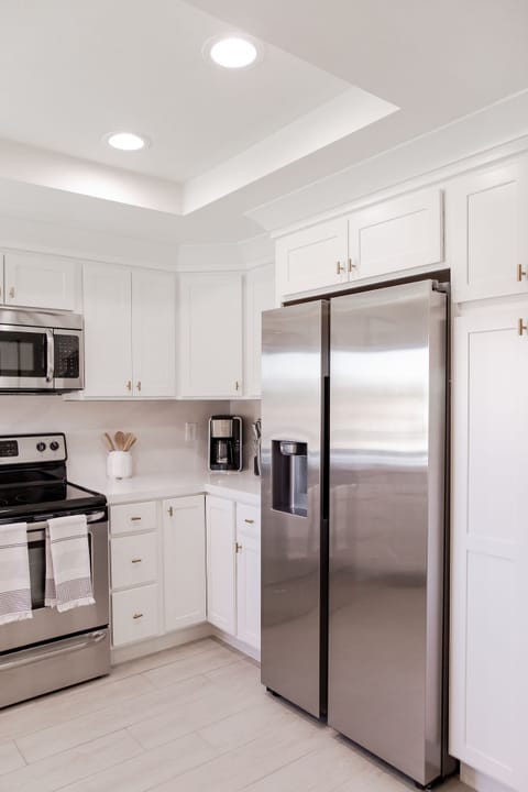 Sparkling new full kitchen!