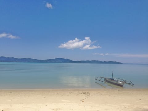 Beach nearby, white sand, 5 beach bars
