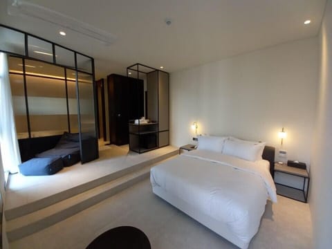 Signature Studio Suite | Premium bedding, down comforters, pillowtop beds, desk
