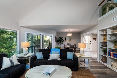 Beautifully decorated Spinnaker Beach Club Villa has an open floor plan. Close to the beaches and pools.