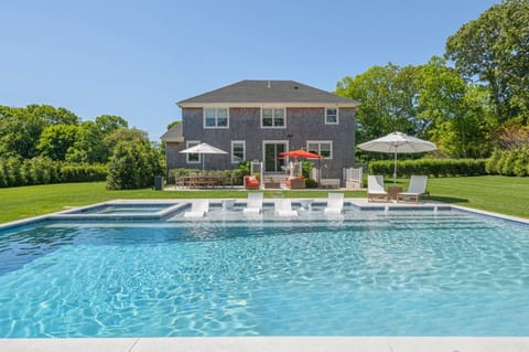House/pool/back yard