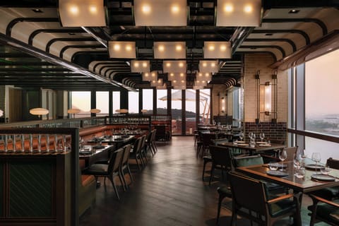 3 restaurants; breakfast, lunch, and dinner served
