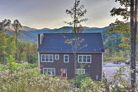 Marion Vacation Rental Home | 6BR | 6.5BA  | 2,600 Sq Ft | Stairs Required