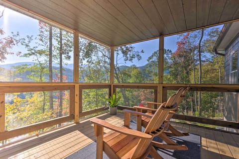 Marion Vacation Rental Home | 6BR | 4BA | 1,500 Sq Ft | Stairs Required