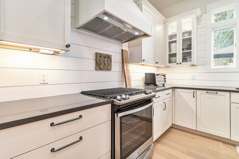 Gas range with rapid heat oven