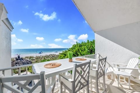 Balcony Dining and Views