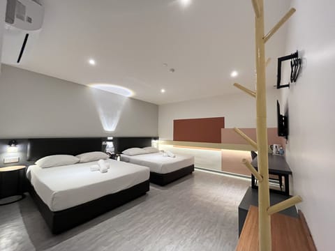 Deluxe Family Window | Desk, laptop workspace, iron/ironing board, free WiFi