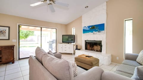 Studio (6 Bedrooms) | Living area | 50-inch TV with cable channels