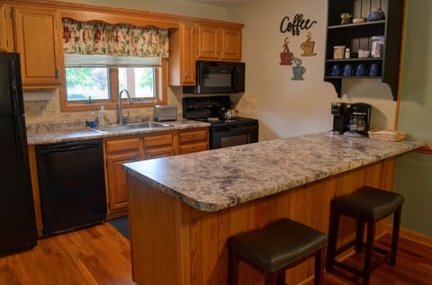 Well equipped kitchen with bar. 