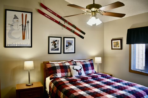 Ski theme bedroom with queen bed