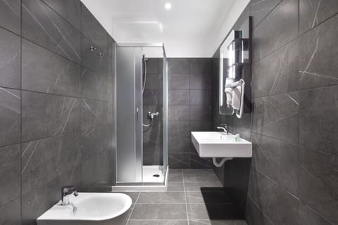 Shower, rainfall showerhead, free toiletries, hair dryer