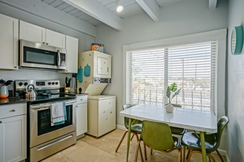 Washer/Dryer, Dining for 4