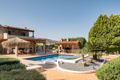 Pool immaculate design.