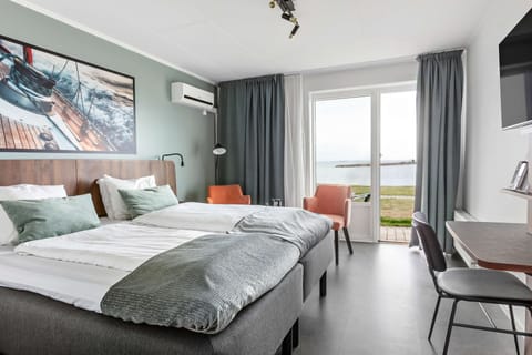 Superior Room, 1 Queen Bed, Non Smoking, Sea View | Minibar, in-room safe, desk, iron/ironing board