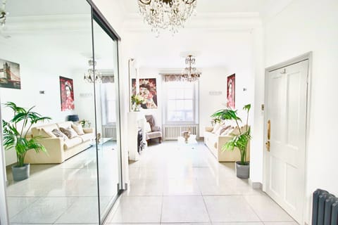 Lovely & Light on quiet street 5 minutes walk from heart of Belgravia! Location!